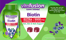 Load image into Gallery viewer, Vitafusion Extra Strength Biotin Gummy Vitamins, Blueberry Flavored Biotin Vitamins for Hair, Skin and Nails, 100 Count vitafusion 超強生物素軟糖維生素,藍莓味生物素維生素有益於頭髮、皮膚和指甲,100 粒軟糖